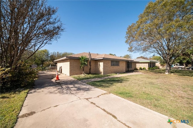 single story home featuring a front lawn