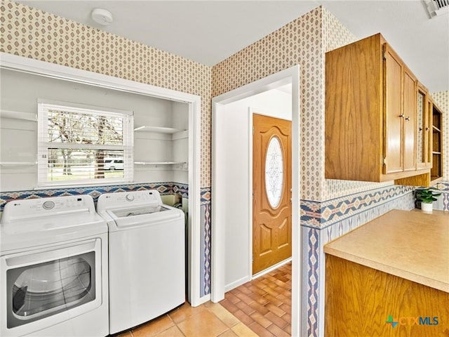 laundry area with visible vents, wallpapered walls, baseboards, laundry area, and washing machine and clothes dryer