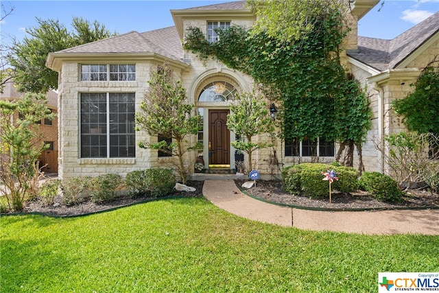 view of front of house featuring a front yard