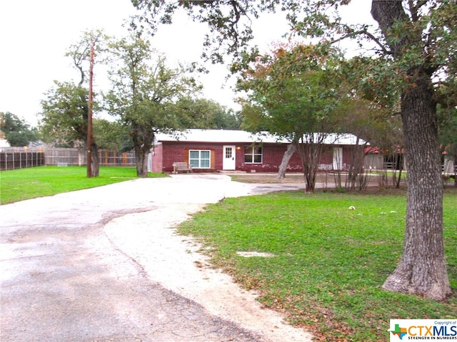 ranch-style home featuring a front lawn