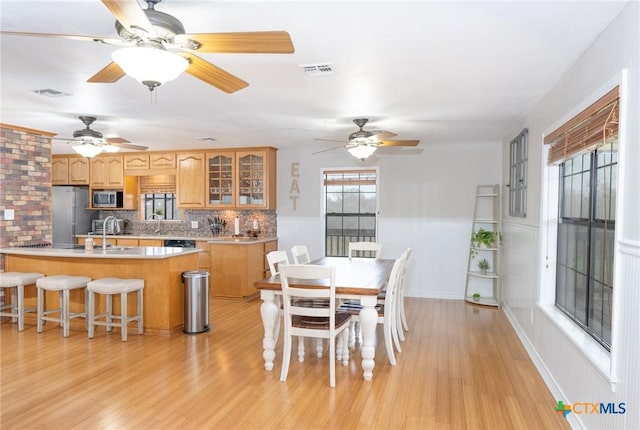 dining area with sink and light hardwood / wood-style flooring