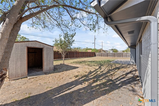 view of yard with a storage shed