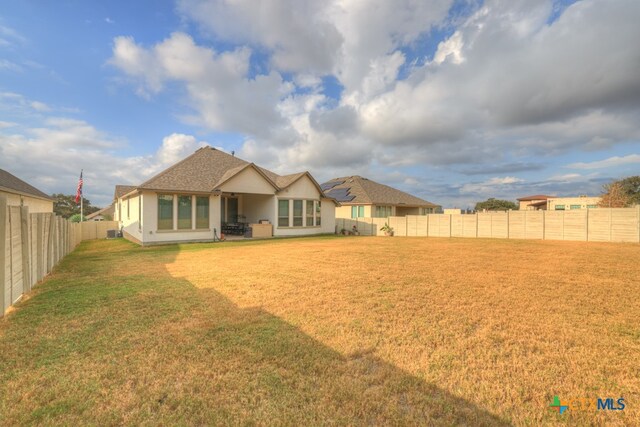 588 Vale Ct, New Braunfels, TX 78132 - rear view of property featuring a lawn