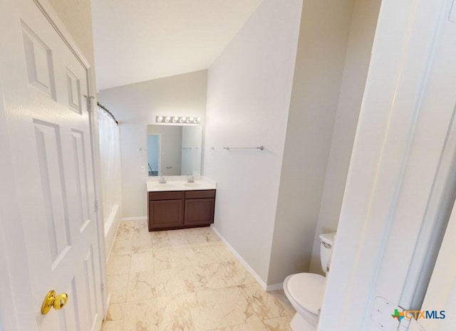 full bathroom with shower / bath combo with shower curtain, vanity, toilet, and vaulted ceiling