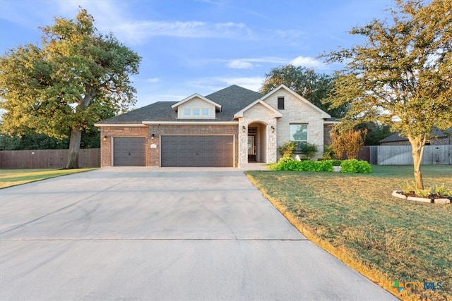 view of front facade featuring a garage and a front yard