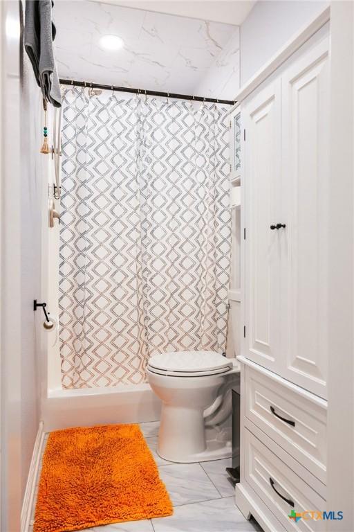 bathroom featuring a shower with shower curtain