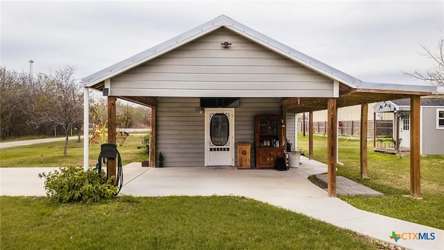 view of front facade featuring a front yard