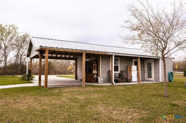 view of front of property with a front lawn