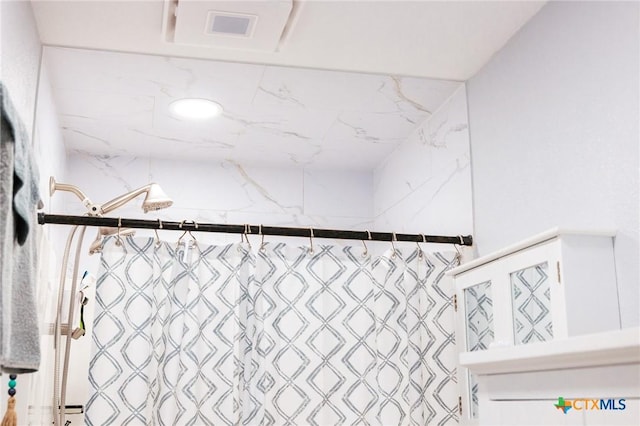 bathroom featuring tiled shower