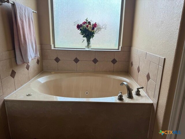 9604 Diana Dr, Killeen, TX 76542 - full bath featuring a jetted tub