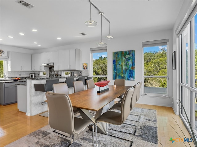 dining area with recessed lighting, light wood-style floors, visible vents, and baseboards