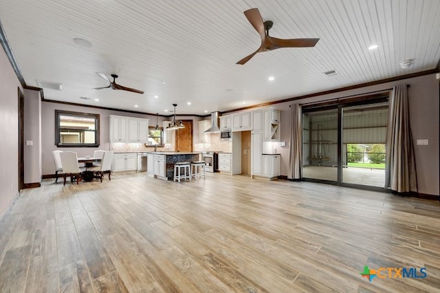 living room featuring recessed lighting, light wood-style flooring, a ceiling fan, and ornamental molding
