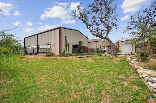 view of front of house featuring an outdoor structure, an outbuilding, a front lawn, and fence