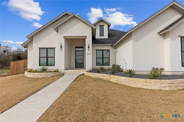 view of front of property featuring a front lawn