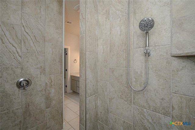 bathroom featuring visible vents, a tile shower, and tile patterned floors