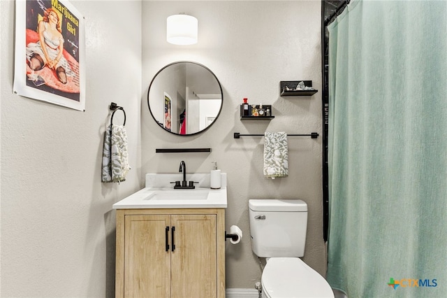 full bath featuring toilet, vanity, and a shower with shower curtain