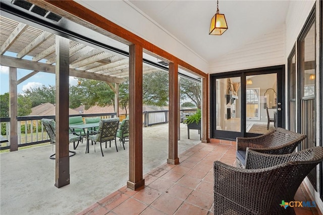 sunroom with vaulted ceiling