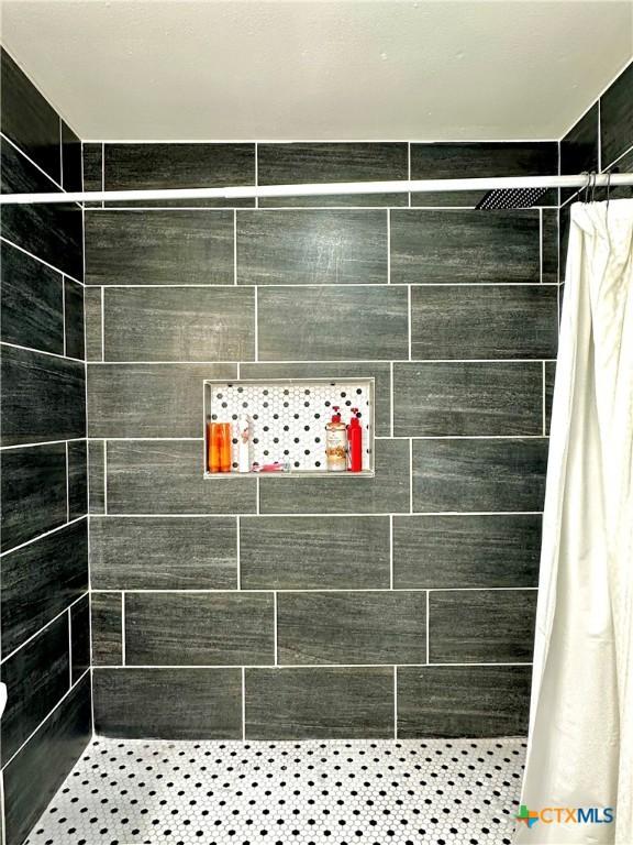 209 Roanoke Dr, Victoria, TX 77904 - full bath featuring tiled shower
