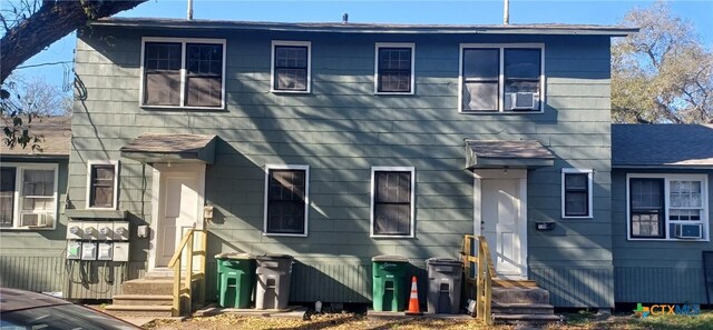 view of front of home featuring a front yard