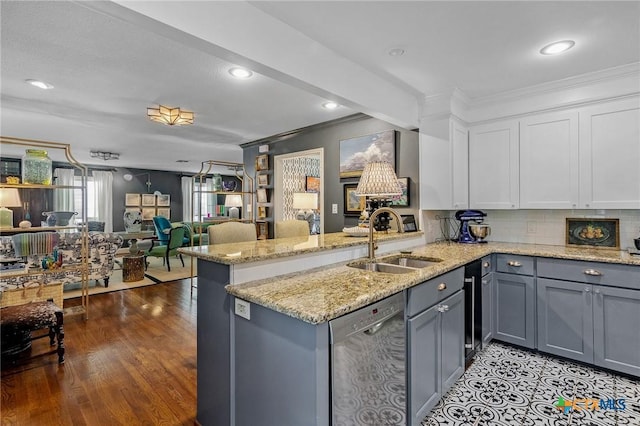 6115 Country Club Dr, Victoria, TX 77904 - kitchen featuring a sink, stainless steel dishwasher, ornamental molding, a peninsula, and gray cabinetry