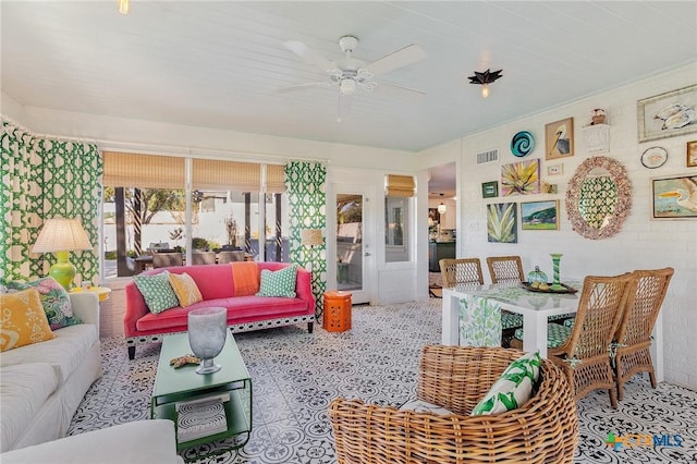 6115 Country Club Dr, Victoria, TX 77904 - living area with a ceiling fan