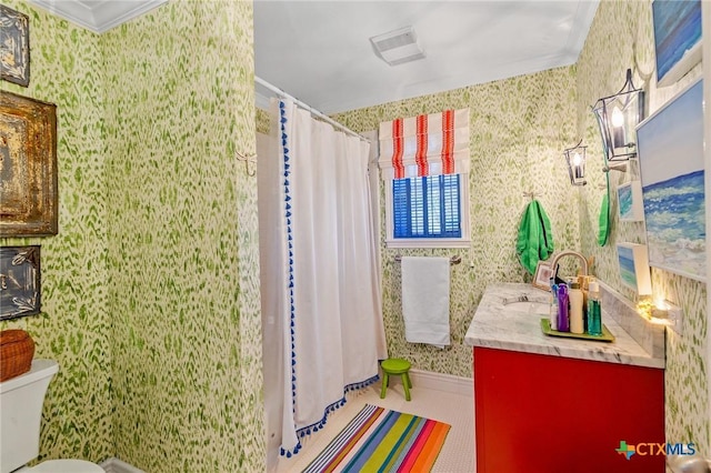 6115 Country Club Dr, Victoria, TX 77904 - full bath featuring wallpapered walls, ornamental molding, vanity, toilet, and a shower with shower curtain