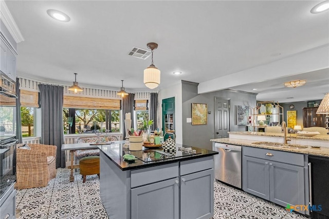 6115 Country Club Dr, Victoria, TX 77904 - kitchen with stainless steel dishwasher, a sink, black electric cooktop, gray cabinetry, and open floor plan