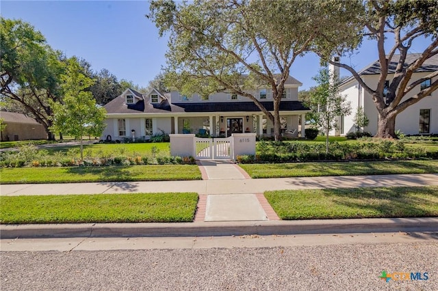 6115 Country Club Dr, Victoria, TX 77904 - view of front of house featuring a gate