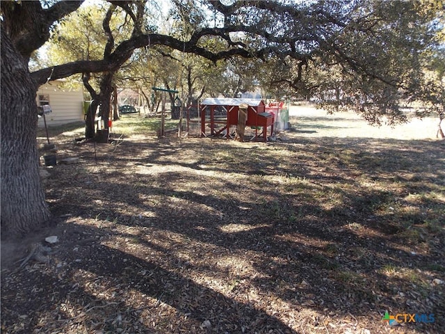 view of yard with an outdoor structure