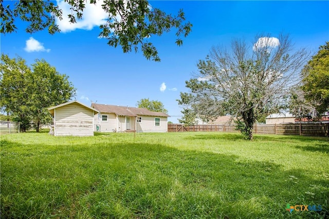 704 Maple St, Yoakum, TX 77995 - view of yard