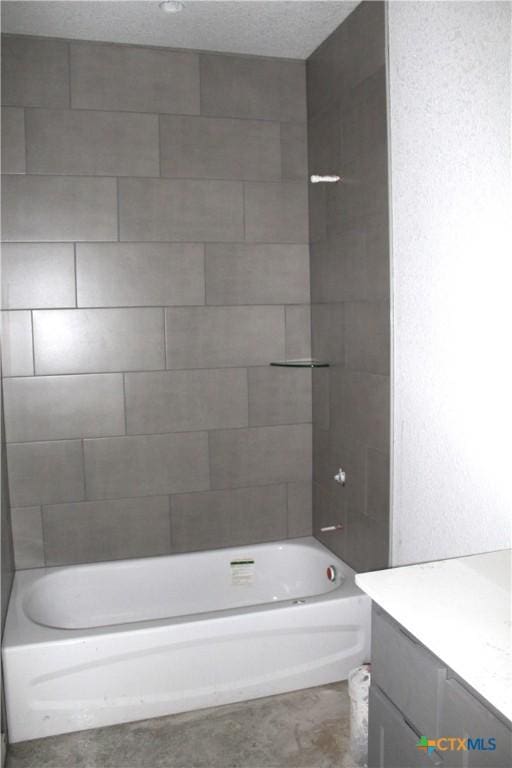 bathroom featuring tiled shower / bath