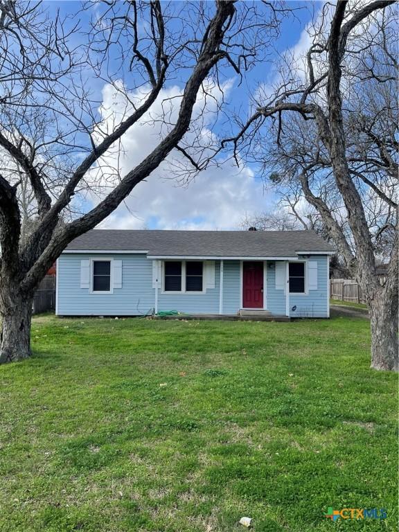 single story home featuring a front yard