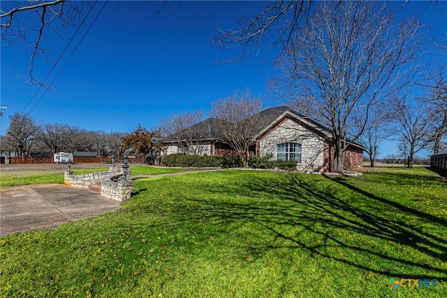 view of yard featuring a patio