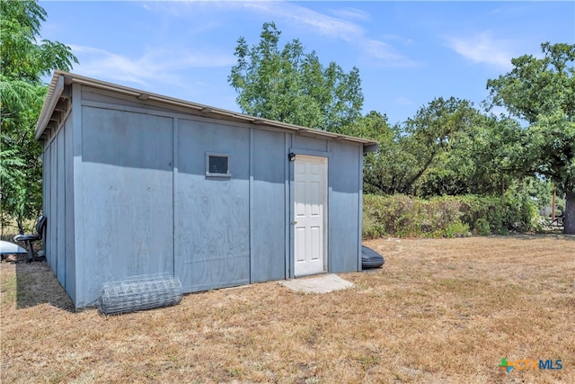 view of outdoor structure featuring a yard