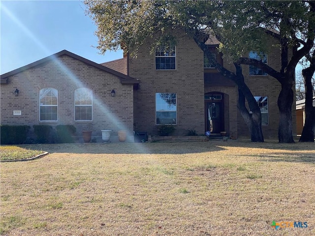 front facade featuring a front yard