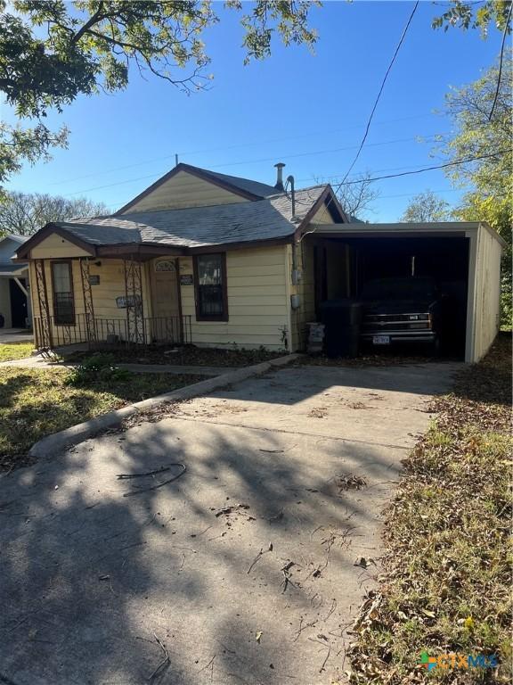 816 S Terrace St, Temple, TX 76501 - view of front facade with concrete driveway and an attached carport