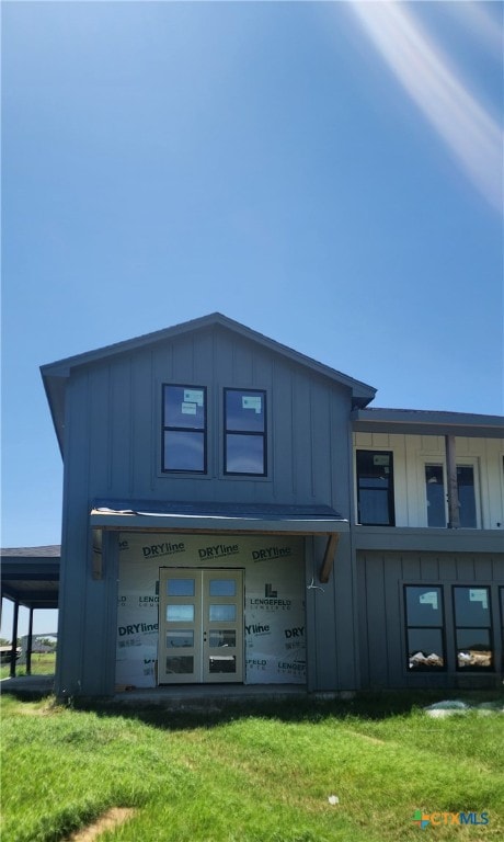 view of front of house with a front lawn