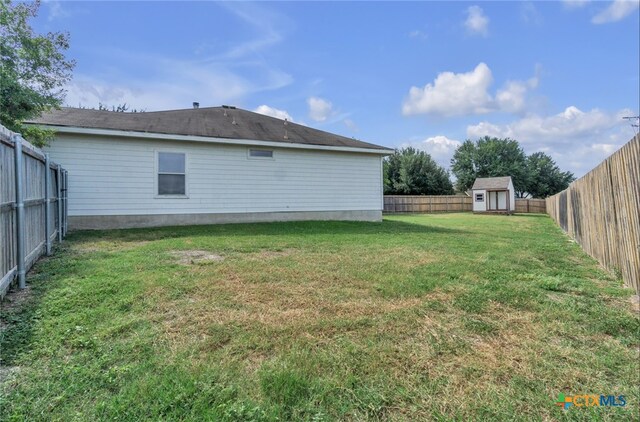 view of yard featuring a storage shed