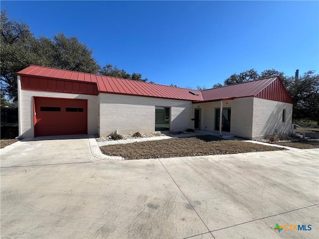 view of front facade featuring a garage