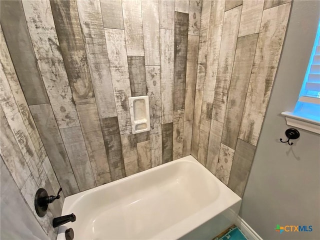 bathroom with tiled shower / bath