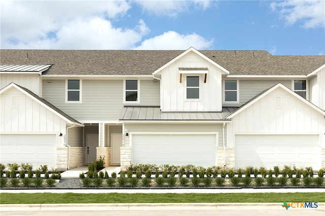 view of front facade featuring a garage