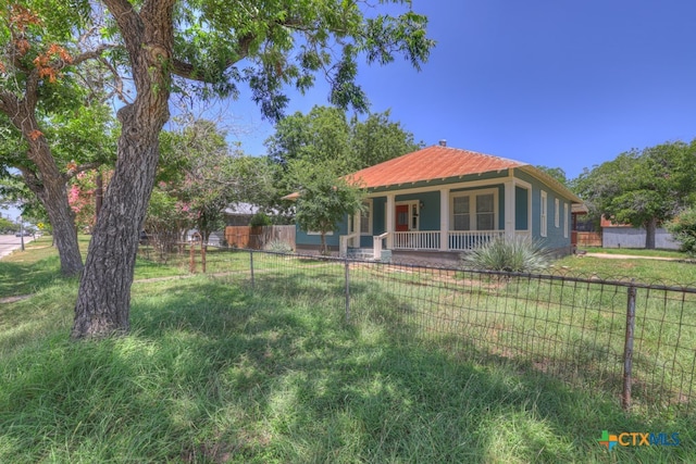 view of front of property featuring a front lawn and covered porch