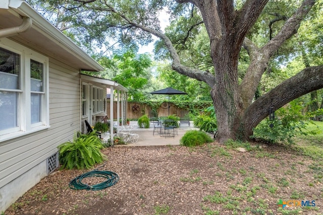 view of yard featuring a patio area