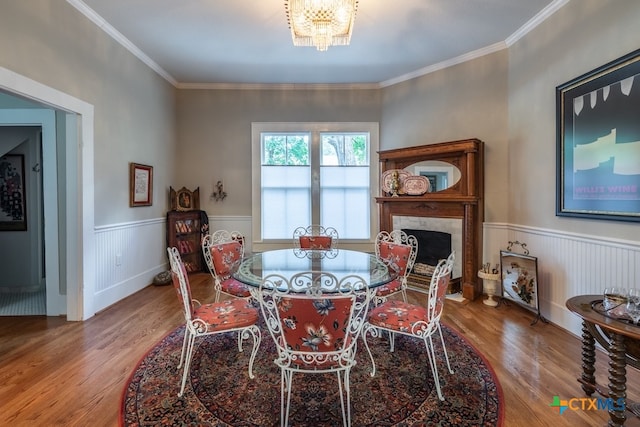 dining room featuring hardwood / wood-style flooring, an inviting chandelier, and ornamental molding