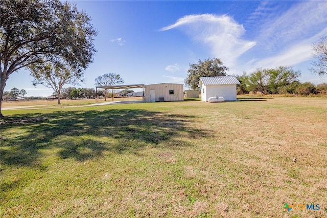 view of yard with an outbuilding