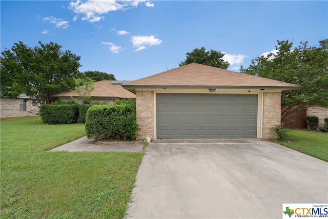 view of front of property featuring a front lawn