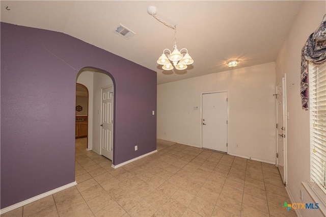 3259 Wren Brook Dr, New Braunfels, TX 78130 - unfurnished room with a chandelier, arched walkways, vaulted ceiling, and baseboards