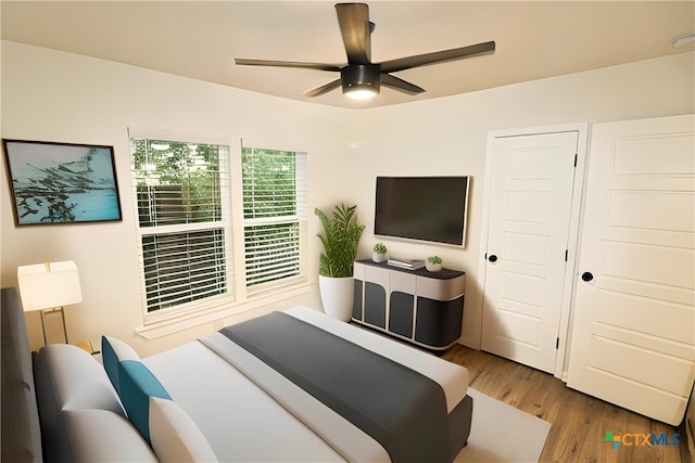921 N 10th St, Temple, TX 76501 - bedroom featuring wood finished floors and ceiling fan