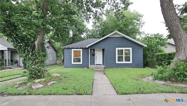 921 N 10th St, Temple, TX 76501 - view of front of property featuring a front lawn and roof with shingles