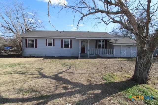 single story home featuring a porch and a front lawn